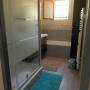 Salle de Bain APRÈS - Rénovation d'une Salle de bain : Après les Travaux : Changement du Carrelage Mural et Sol, Meuble vasque, Paroi de douche img Salle de Bain APRÈS